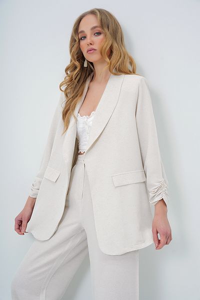 Trend Alaçatı Stili Ecrufarbene Damenjacke im Leinen-Look mit Schalkragen und drapierten Ärmeln ALC-X13626