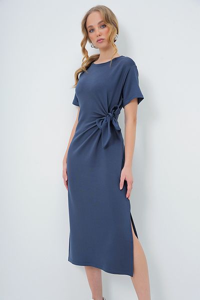 Trend Alaçatı Stili Indigofarbenes, gestricktes Sommerkleid für Damen – Rundhalsausschnitt, Taillenschnürung, kurze Ärmel mit Schlitz ALC-X13573