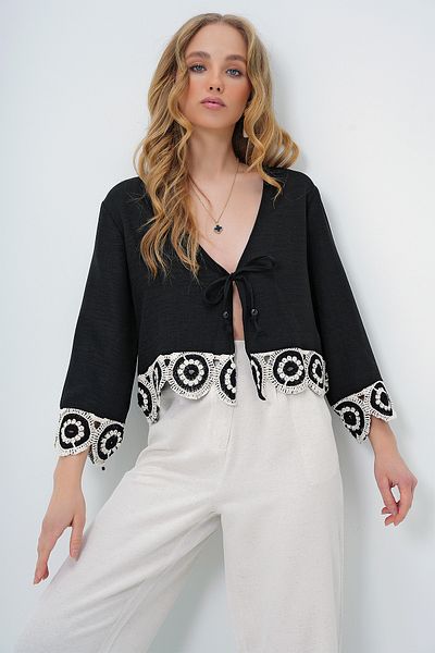 Trend Alaçatı Stili Schwarze Damen-Sommerjacke mit V-Ausschnitt, gehäkeltem Motiv und detaillierter Schnürung ALC-X13635