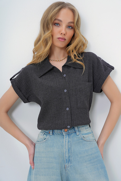 Trend Alaçatı Stili Női antracit mandzsetta dupla rövid ujjú texturált ing ALC-X8724