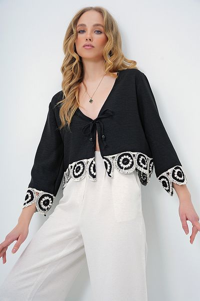 Trend Alaçatı Stili Schwarze Damen-Sommerjacke mit V-Ausschnitt, gehäkeltem Motiv und detaillierter Schnürung ALC-X13635