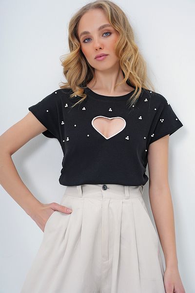Trend Alaçatı Stili Schwarze Damenbluse mit Rundhalsausschnitt und Herz-Stickerei und Perlenstickerei ALC-X13591