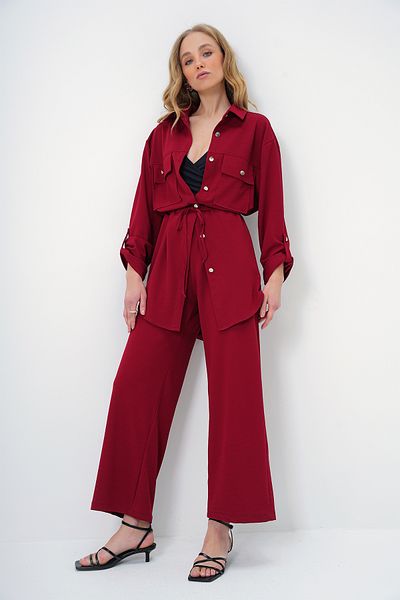 Trend Alaçatı Stili Burgunderfarbener Damen-Safari-Mantel mit zwei Taschen und Hose aus breitem Crepe mit elastischem Bund YMX8448