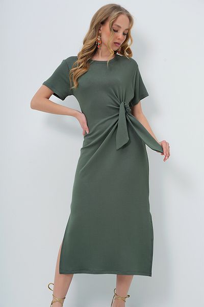 Trend Alaçatı Stili Khakifarbenes Damen-Sommerkleid mit Rundhalsausschnitt, Taillenschnürung, kurzen Ärmeln und Schlitz, ALC-X13573