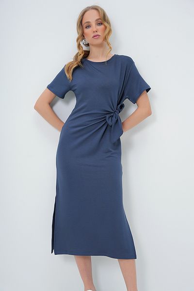 Trend Alaçatı Stili Indigofarbenes, gestricktes Sommerkleid für Damen – Rundhalsausschnitt, Taillenschnürung, kurze Ärmel mit Schlitz ALC-X13573