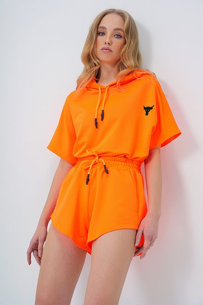 Trend Alaçatı Stili Orangefarbenes Set aus kurzem Sweatshirt und Shorts mit Kapuze für Damen ALC-760-001-TK