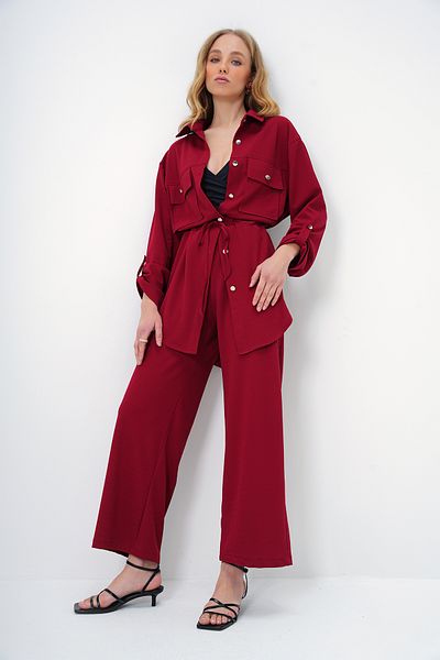 Trend Alaçatı Stili Burgunderfarbener Damen-Safari-Mantel mit zwei Taschen und Hose aus breitem Crepe mit elastischem Bund YMX8448