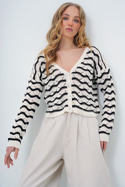 Trend Alaçatı Stili Ecrufarbene, schwarz gestreifte, durchbrochene Sommerstrickjacke für Damen ALC-X13613