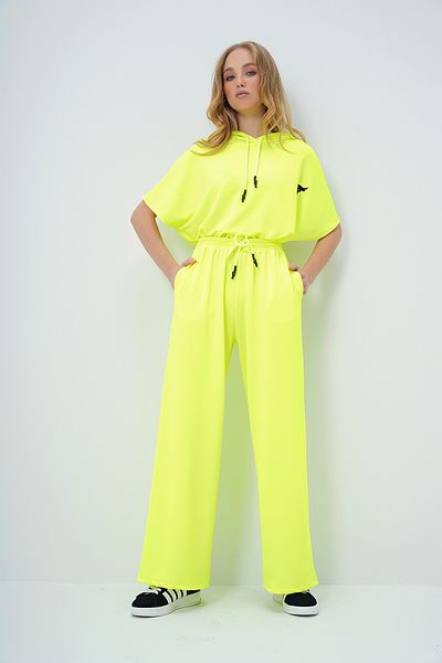 Trend Alaçatı Stili Neongelbes Set aus übergroßem Crop-Top mit Kapuze und Hose mit zwei Taschen – ALC-X13633