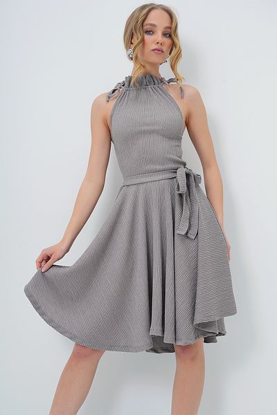 Trend Alaçatı Stili Graues, ausgestelltes Damenkleid mit Kordelzug und Gürtel ALC-771-001