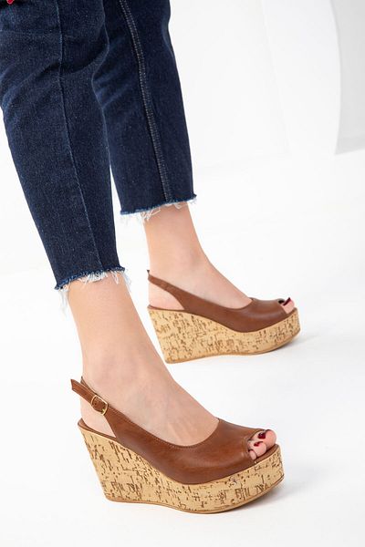 SOHO Hellbraune Damenschuhe mit Keilabsatz 20240