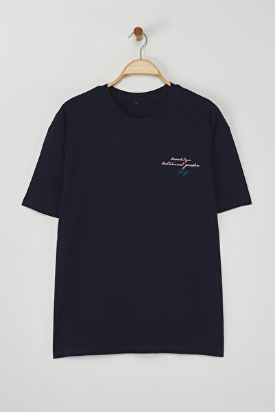 Trendyol Collection Темно-синя футболка великого розміру з квітковим принтом 100 бавовняна щільна тканина TMNSS25TS00069