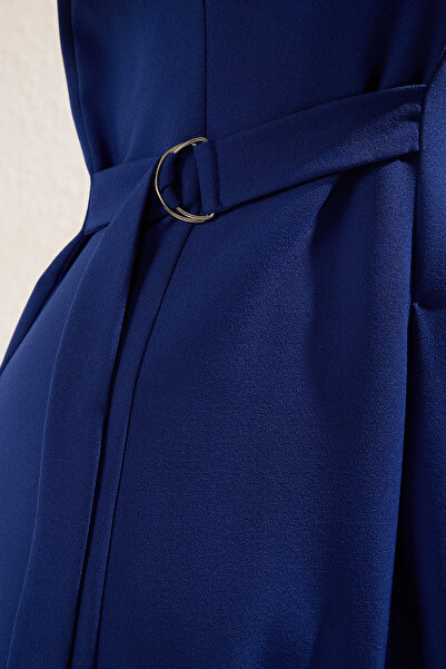 Trendyol Curve Tmavě modré tkané šaty vyšší velikosti v midi délce s nastavitelným příslušenstvím v pase Tbbss25Ah00100