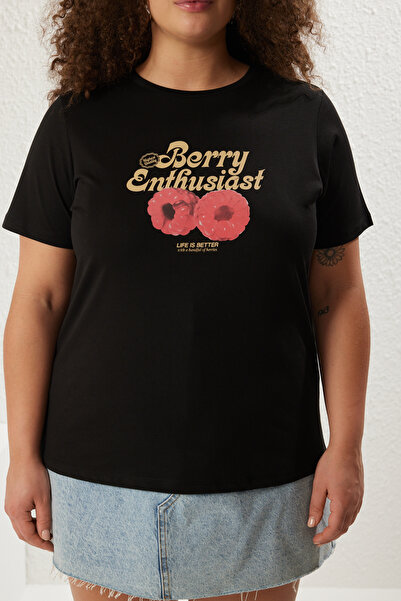 Trendyol Curve Velké černé tričko s třešňovým potiskem Regular Fit - Tbbss25Bf00017