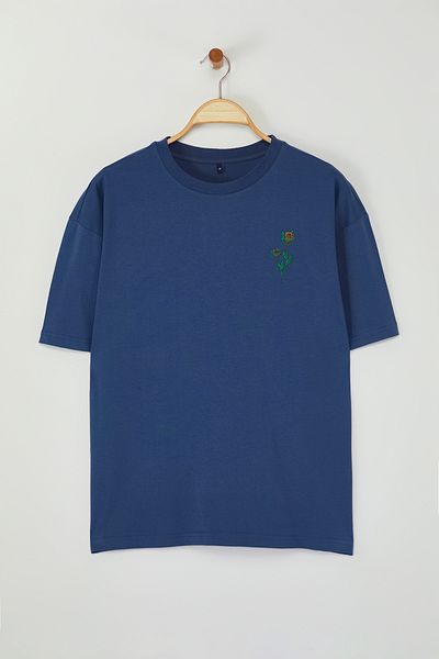 Trendyol Collection Weit geschnittenes Baumwoll-T-Shirt mit Indigo-Blumenstickerei – TMNSS25TS00026