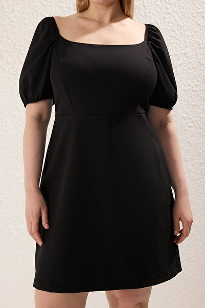 Trendyol Curve Μαύρο τετράγωνο γιακά φόδρα με σορτς μπαλόνι μανίκια υφαντό φόρεμα μεγάλου μεγέθους TBBSS25AH00079