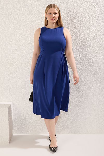 Trendyol Curve Marineblaues, mittelgroßes, gewebtes Kleid in Übergröße mit verstellbarer Taille und Zubehör TBBSS25AH00100