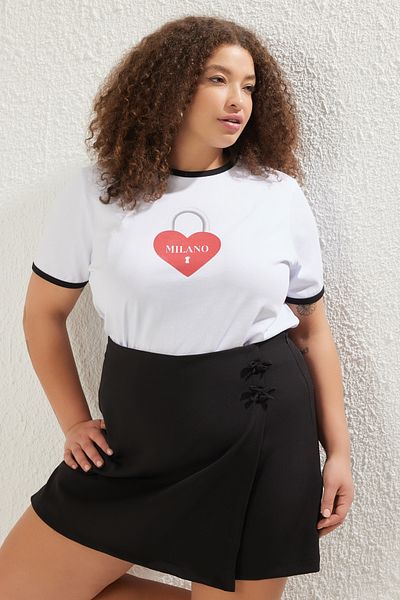 Trendyol Curve Weißes Boyfriend-Fit-T-Shirt in Übergröße mit Aufdruck – Kontrastdetail, TBBSS25BF00035