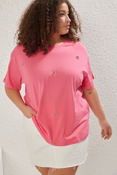 Trendyol Curve Oversize'owa różowa koszulka z serduszkiem i bawełnianym dodatkiem - Tbbss24Bf00008