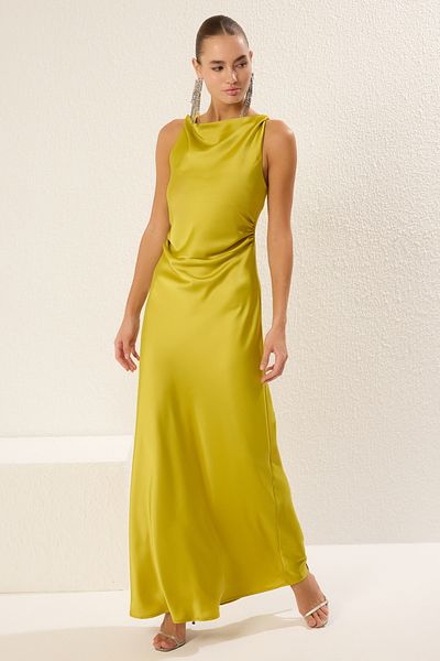 Trendyol Collection Ölgrünes, figurbetontes, gewebtes Maxi-Abendkleid und Heimkehrkleid aus Satin TPRSS25AE00066