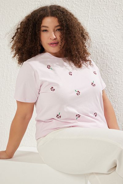 Trendyol Curve Różowa koszulka z haftem kwiatowym Boyfriend 100% bawełny dzianinowej w dużym rozmiarze Tbbss24Bf00029