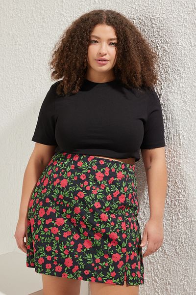 Trendyol Curve Black Floral Woven Plus Size Shorts Sukňa Tbbss25Ap00002
