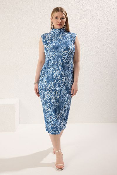 Trendyol Curve فستان محبوك منقوش باللون الأزرق مقاس كبير TBBSS25AH00124