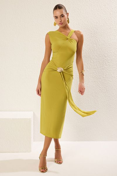 Trendyol Collection Ölgrünes, asymmetrisches, gestricktes, stilvolles Kleid mit A-Ausschnitt und Accessoire-Detail TPRSS25EL00182