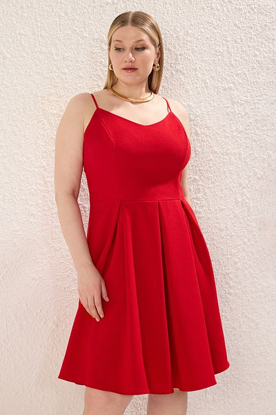 Trendyol Curve Rotes A-Linien-Kleid mit V-Ausschnitt – verstellbarer Träger TBBSS23AH00228