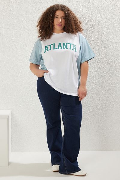 Trendyol Curve Grünes, übergroßes Popeline-T-Shirt aus Baumwolle mit detailliertem Slogan-Print – TBBSS24BF00017