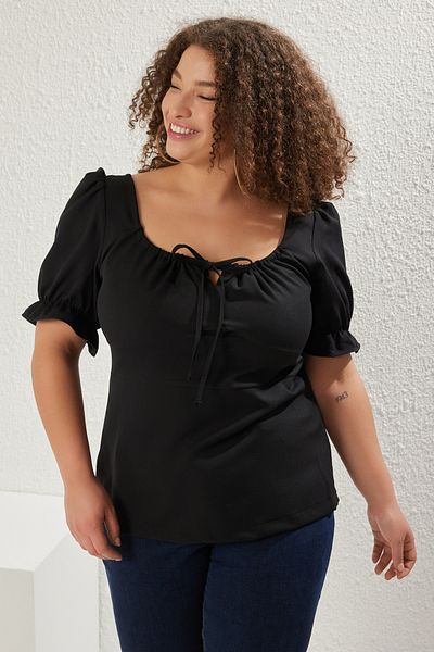 Trendyol Curve Schwarze, kurze, gewebte Bluse mit Ballonärmeln und quadratischem Ausschnitt und Schnürung in Übergröße TBBSS25AF00067