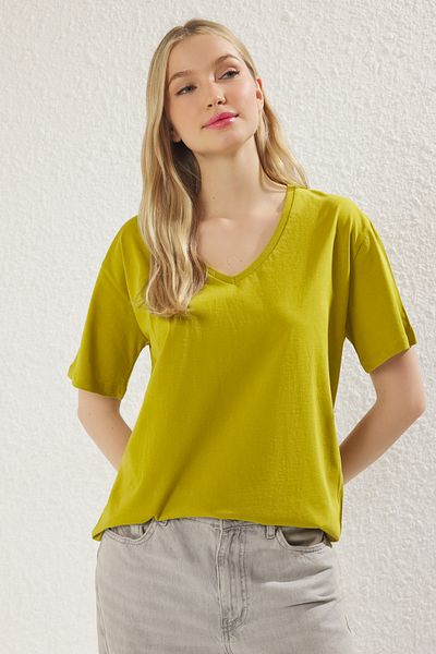 Trendyol Collection Ölgrünes Oversize-T-Shirt aus 100 % Baumwolle mit V-Ausschnitt – TWOSS23TS00003