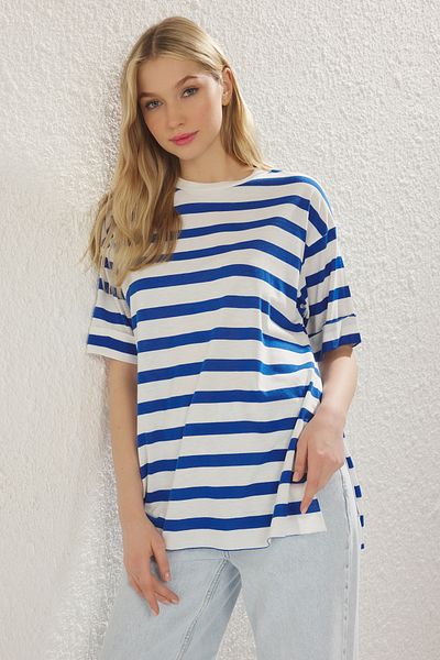 Trendyol Collection Asymmetrisch geschnittenes blau gestreiftes Boyfriend-T-Shirt – Doppelärmel, gestrickt – TWOSS20TS0828