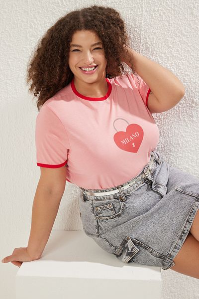 Trendyol Curve تي شيرت Boyfriend Fit باللون الوردي مقاس كبير - طباعة وتفاصيل متباينة TBBSS25BF00035