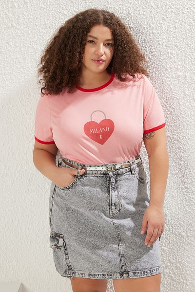 Trendyol Curve تي شيرت Boyfriend Fit باللون الوردي مقاس كبير - طباعة وتفاصيل متباينة TBBSS25BF00035