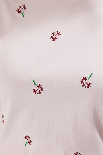 Trendyol Curve Detail růžového přítele s květinovou výšivkou 100% bavlna pletené tričko větší velikosti Tbbss24Bf00029