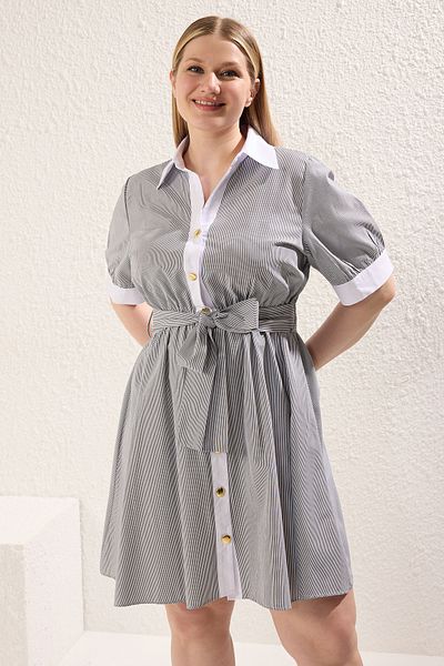 Trendyol Curve Schwarz-weiß gestreiftes Hemdkleid mit Gürtel in Übergröße TBBSS25AH00073