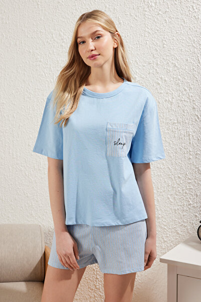 Trendyol Collection Set de pijamale din bumbac cu slogan cu dungi albastre - THMSS25PT00180