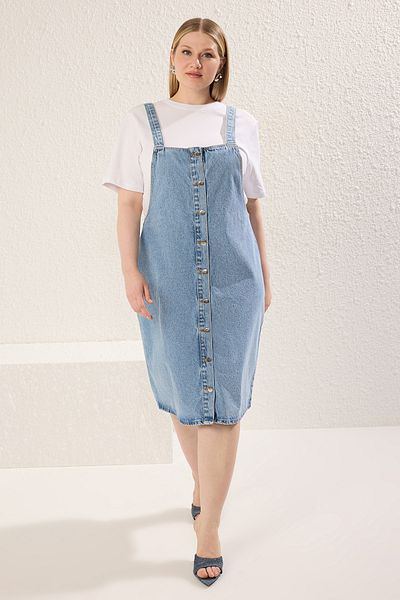 Trendyol Curve Blaues, übergroßes Rigid-Denim-Kleid mit Knopfleiste vorne und Hosenträgern TBBSS25AH00095