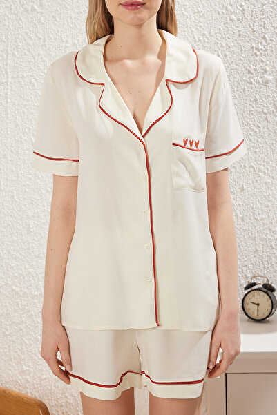 Trendyol Collection Ecrufarbenes, mit Herz besticktes, geripptes, gewebtes Pyjama-Set mit Viskose-Shorts THMSS25PT00225