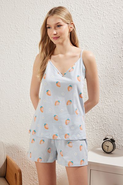 Trendyol Collection Set de pijamale cu pantaloni scurți din bumbac 100% albastru deschis cu imprimeu căpșuni - THMSS25PT00066