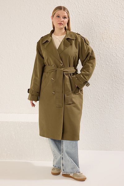 Trendyol Curve Khakifarbener langer, übergroßer Trenchcoat in Übergröße TBBSS25BM00002