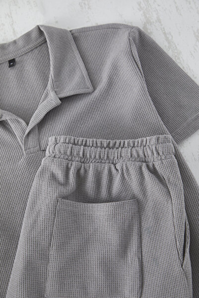 Trendyol Collection Set pijama tricotată cu pantaloni scurți gri Regular Fit TMNSS25PT00004