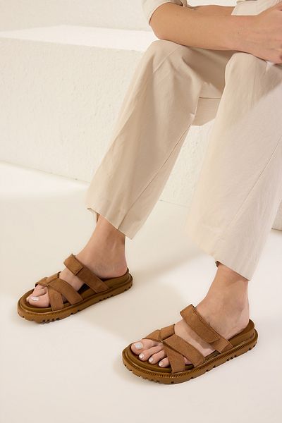 TRENDYOL SHOES Flache Damen-Hausschuhe aus hellbraunem Wildleder mit Klettverschluss TAKSS25TE00003
