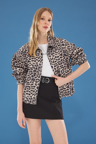 Trendyol Collection Übergroße Denim-Bomberjacke mit Leopardenmuster – Reißverschluss, mehrfarbig TWOSS25CE00041
