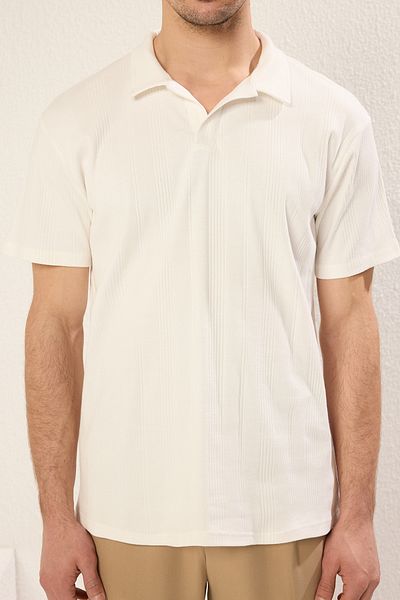 Trendyol Collection Ecrufarbenes Basic-T-Shirt mit Polokragen – reguläre Passform TMNSS25PO00000