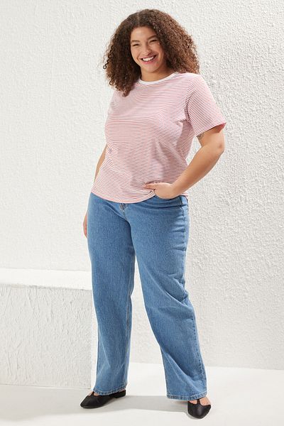Trendyol Curve Rotes gestreiftes Strick-T-Shirt mit Rundhalsausschnitt – TBBSS23BF00068