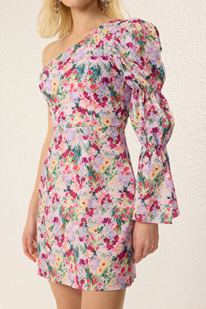 Trendyol Collection Vícebarevné přiléhavé na tělo lemovaný květinový potisk Tkaný popelín krátké stylové večerní šaty Tprss22El1280