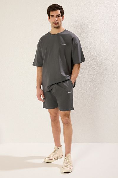 Trendyol Collection Anthrazitfarbenes Oversize-Trainingsanzug-Set – Textdruck, 100 % Baumwolle, TMNSS24EM00003