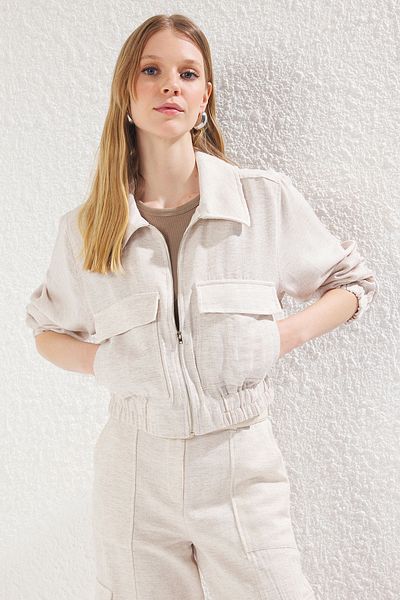 Trendyol Collection Beigefarbene, schmale Bomberjacke in Leinenoptik mit Reißverschluss und Kordelzug an der Taille TWOSS25CE00040
